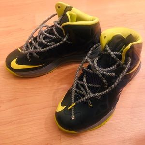 Nike boys 6.5 sneaker